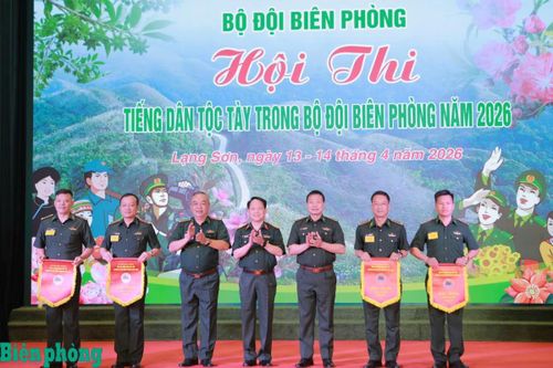 Ban Tổ chức Hội thi tiếng dân tộc Tày trong Bộ đội Biên phòng năm 2026 trao cờ lưu niệm cho các đoàn tham dự. Ảnh: Vi Toàn