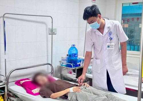 Nữ bệnh nhân được chăm sóc và theo dõi tích cực tại khoa Ngoại tổng hợp sau phẫu thuật.