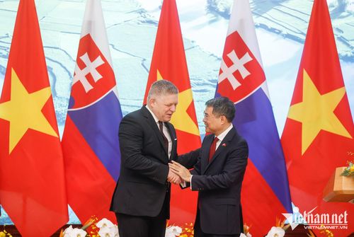 Thủ tướng Lê Minh Hưng và Thủ tướng Slovakia Robert Fico tại cuộc gặp gỡ báo chí
