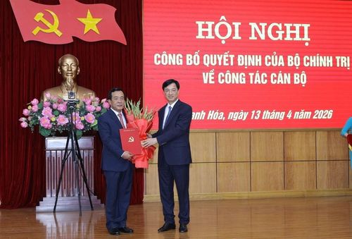 Ông Nguyễn Duy Ngọc, Trưởng ban Tổ chức Trung ương trao quyết định của Bộ Chính trị cho ông Lê Đức Thái. Ảnh: CTV
