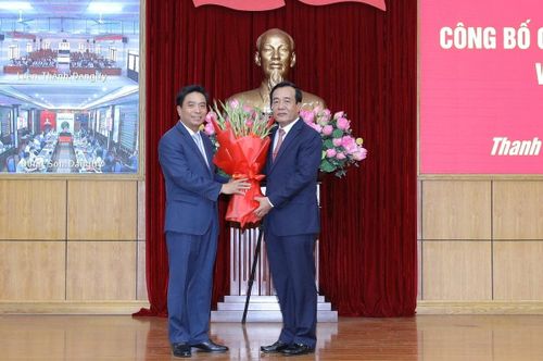 Tân Bí thư Tỉnh ủy Thanh Hóa Lê Đức Thái (bên phải) nhận hoa chúc mừng từ người tiền nhiệm Nguyễn Doãn Anh