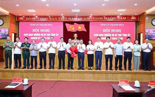  Phó Chủ tịch Quốc hội Nguyễn Doãn Anh và các đồng chí Ủy viên Ban Thường vụ Tỉnh ủy tặng hoa chúc mừng Bí thư Tỉnh ủy Lê Đức Thái.