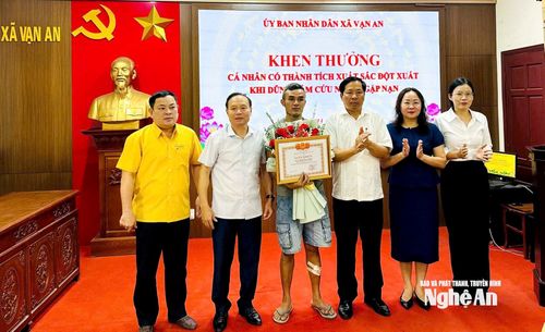UBND xã Vạn An đã trao Giấy khen cùng phần thưởng kịp thời động viên anh Nguyễn Trọng Khánh. Ảnh: P.V
