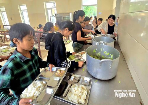 Học sinh một trường vùng cao ở Nghệ An tại nhà ăn bán trú. Ảnh: Tiến Hùng