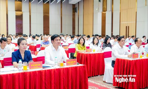 Các đồng chí Thường trực Tỉnh ủy, Ủy viên Ban Thường vụ Tỉnh ủy tham dự hội nghị tại điểm cầu tỉnh Nghệ An. Ảnh: Phạm Bằng