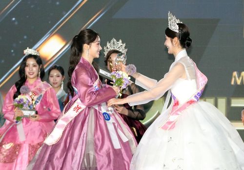 Cựu Hoa hậu Daegu 2025 trao quyền trượng và vương miện cho thí sinh số 11 - Jeong Ji Yoon, sinh viên Khoa Quản lý khách sạn và du lịch thuộc Đại học Daegu đã xuất sắc dành chức Hoa hậu Daegu 2026.