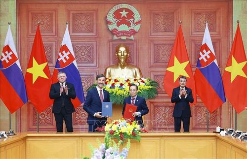 Thủ tướng Lê Minh Hưng và Thủ tướng Robert Fico chứng kiến trao Bản ghi nhớ hợp tác giữa Bộ Ngoại giao Việt Nam và Bộ Ngoại giao và các vấn đề châu Âu của Slovakia. Ảnh: Dương Giang/TTXVN
