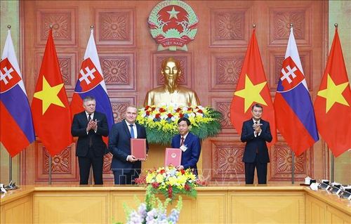 Thủ tướng Lê Minh Hưng và Thủ tướng Robert Fico chứng kiến trao Thỏa thuận hợp tác giữa Ủy ban nhân dân tỉnh Điện Biên và Chính quyền thành phố Vysoké Tatry trong các lĩnh vực kinh tế - thương mại - khoa học - kỹ thuật và văn hóa giai đoạn 2026 - 2031. Ảnh: Dương Giang/TTXVN
