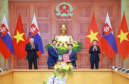 Thủ tướng Lê Minh Hưng và Thủ tướng Robert Fico chứng kiến trao Bản ghi nhớ giữa Bộ Quốc phòng Việt Nam và Bộ Quốc phòng Slovakia về hợp tác trong lĩnh vực công nghiệp quốc phòng. Ảnh: Dương Giang/TTXVN