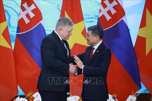 Thủ tướng Lê Minh Hưng và Thủ tướng Slovakia Robert Fico tại cuộc gặp gỡ báo chí hai nước. Ảnh: Dương Giang/TTXVN