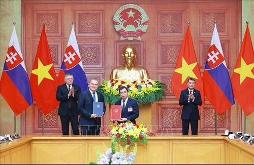 Thủ tướng Lê Minh Hưng và Thủ tướng Robert Fico chứng kiến trao Biên bản ghi nhớ giữa Ủy ban tiêu chuẩn đo lương chất lượng quốc gia (STAMEQ) và Văn phòng Tiêu chuẩn, Đo lường và Thử nghiệm Slovakia (UNMS) về hợp tác trong các lĩnh vực tiêu chuẩn hóa, đo lường, quy chuẩn kỹ thuật và đánh giá sự phù hợp, công nhận và quản lý chất lượng. Ảnh: Dương Giang/TTXVN