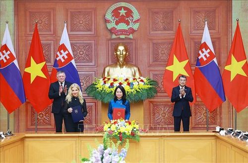 Thủ tướng Lê Minh Hưng và Thủ tướng Robert Fico chứng kiến trao Bản ghi nhớ hợp tác trong lĩnh vực văn hóa giai đoạn 2026 - 2030 giữa Bộ Văn hóa, Thể thao và Du lịch Việt Nam và Bộ Văn hóa Slovakia. Ảnh: Dương Giang/TTXVN