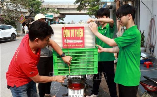 Các thành viên Hội Cơm tình nguyện (phường Thiên Trường) và học sinh trường THPT Nguyễn Khuyến (phường Nam Định) chuẩn bị các suất cơm miễn phí trao tặng người bệnh.
