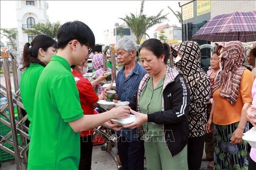 Học sinh Trường THPT Nguyễn Khuyến (phường Nam Định) trao tặng suất cơm cho bệnh nhân.