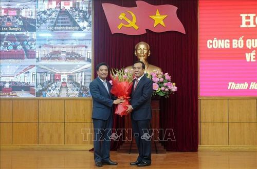 Thượng tướng Nguyễn Doãn Anh, Ủy viên Trung ương Đảng, Phó Chủ tịch Quốc hội chúc mừng Thượng tướng Lê Đức Thái, Ủy viên Trung ương Đảng, Bí thư Tỉnh ủy Thanh Hóa nhiệm kỳ 2025-2030. Ảnh: Việt Hoàng/TTXVN