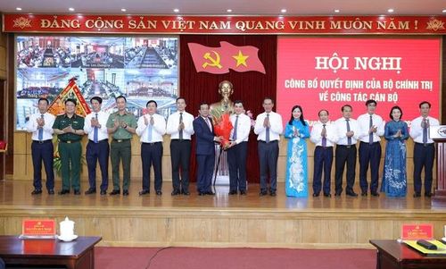 Lãnh đạo tỉnh Thanh Hóa tặng hoa chúc mừng Bí thư Tỉnh ủy Lê Đức Thái.