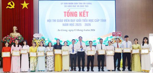 Ban Giám đốc Sở Giáo dục và Đào tạo tỉnh An Giang tặng giấy khen giáo viên đạt thành tích xuất sắc trong Hội thi Giáo viên dạy giỏi tiểu học cấp tỉnh, năm học 2025 - 2026.