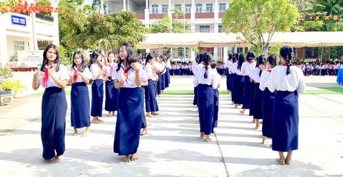 Học sinh biểu diễn các tiết mục văn nghệ.