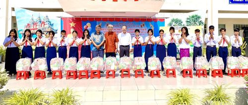Tặng học bổng và quà tết cho các học sinh.