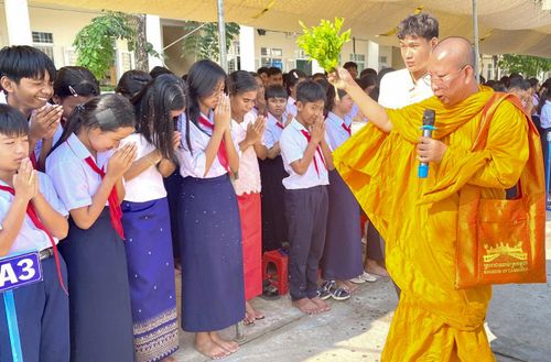 Thượng tọa Chau Chonl thực hiện nghi thức chúc phúc.