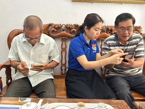 Tuổi trẻ Thanh Khê “đi từng ngõ, gõ từng nhà” hỗ trợ người dân chuyển đổi số. Ảnh: ĐVCC
