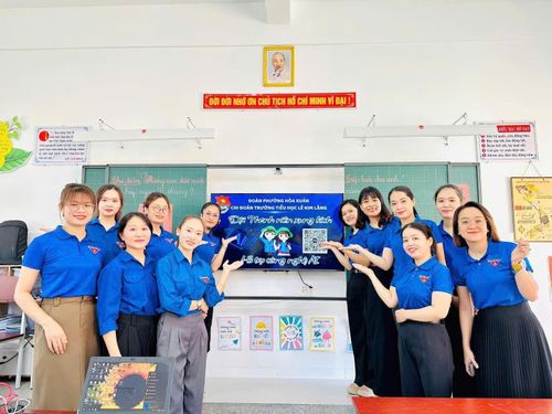 Tại Chi đoàn Trường Tiểu học Lê Kim Lăng, Đoàn phường Hòa Xuân thành lập "Đội thanh niên xung kích" hỗ trợ công nghệ AI. Ảnh: ĐVCC
