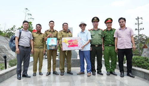 Công an xã Avương trao quà cho lực lượng chức năng huyện Kà Lừm, tỉnh Sê Kông, Lào. Ảnh: HIỀN THÚY