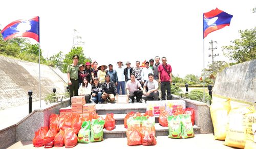 Đoàn công tác xã Avương tặng quà tết cho nhân dân bản Ka Lô, huyện Kà Lừm tại Trạm Kiểm soát Biên phòng A Đớt (xã A Lưới 4, thành phố Huế). Ảnh: HIỀN THÚY