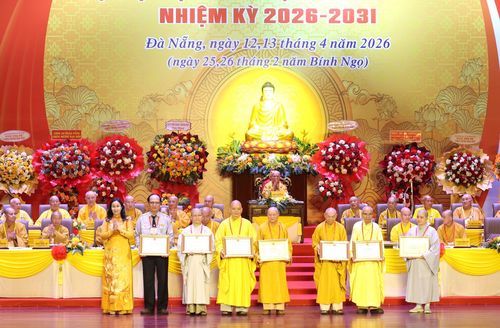 Phó Chủ tịch UBND thành phố Nguyễn Thị Anh Thi (bên trái) trao tặng Bằng khen của Chủ tịch UBND thành phố cho các cá nhân có thành tích xuất sắc trong thực hiện chủ trương, chính sách pháp luật và hoạt động từ thiện xã hội. Ảnh: NGỌC HÀ