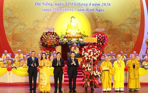 Lãnh đạo thành phố tặng hoa chúc mừng Đại hội. Ảnh: NGỌC HÀ