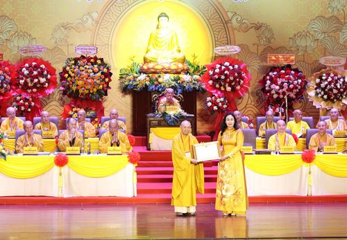 Phó Chủ tịch UBND thành phố Nguyễn Thị Anh Thi (bên phải) trao tặng Bằng khen của Chủ tịch UBND thành phố cho đại diện Ban Trị sự Giáo hội Phật giáo Việt Nam thành phố Đà Nẵng. Ảnh: NGỌC HÀ