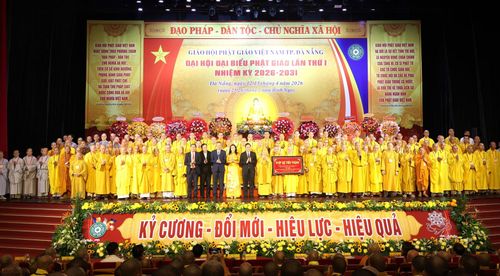 Lãnh đạo thành phố chúc mừng Ban Trị sự Giáo hội Phật giáo Việt Nam thành phố Đà Nẵng nhiệm kỳ 2026 - 2031. Ảnh: NGỌC HÀ