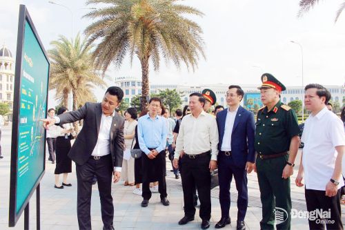 Đoàn khảo sát và thẩm định Đề án Thành lập 10 phường và thành lập thành phố Đồng Nai trực thuộc Trung ương cùng Phó Bí thư Tỉnh ủy, Chủ tịch UBND tỉnh Nguyễn Văn Út (thứ 4 từ phải qua) khảo sát khu đô thị Aqua City. Ảnh: Hồ Thảo