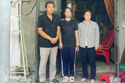 Đứng cạnh ba mẹ, gương mặt Tuyết hằn lên nỗi lo toan: Em sợ đôi vai gầy của mẹ sẽ gục ngã trước khi em kịp chạm tay vào giảng đường đại học. Ảnh: Thu Hiền
