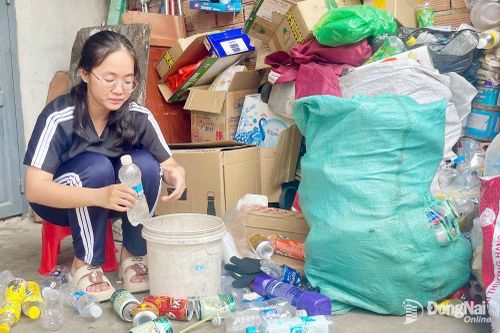 Trở về sau giờ học trên lớp, Tuyết lại vội vàng phân loại vỏ lon, chắt chiu từng đồng tiền lẻ để phụ mẹ lo bữa cơm, đơn thuốc. Ảnh: Thu Hiền