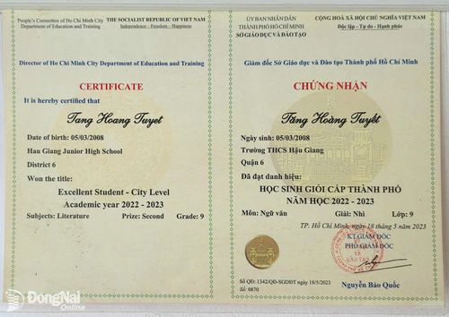 Thành tích học tập không chỉ là niềm tự hào của Tuyết, mà còn là “liều thuốc tinh thần” để ba mẹ em vượt qua cơn bạo bệnh, là niềm tin vào tương lai thoát nghèo của cả gia đình. Ảnh: Thu Hiền