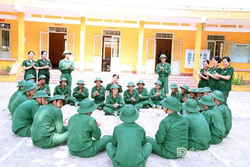 Hội Phụ nữ cơ sở Phòng Chính trị giao lưu văn nghệ với chiến sĩ mới Tiểu đoàn 6, Trung đoàn 2, Sư đoàn 8.