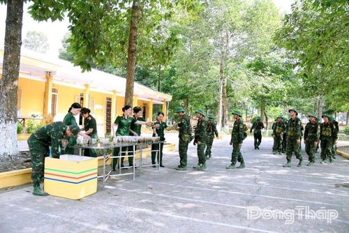 Hội Phụ nữ cơ sở Phòng Chính trị mang những ly nước mát đến tận thao trường huấn luyện gửi tặng chiến sĩ mới.