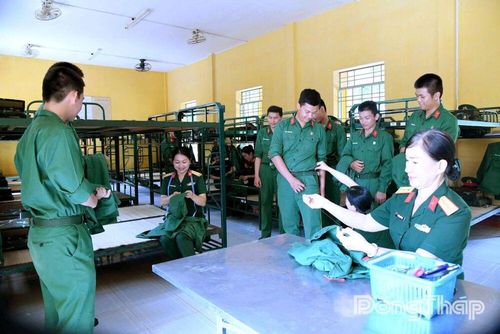 Hình ảnh nhộn nhịp khi các chiến sĩ mới Tiểu đoàn 6, Trung đoàn 2, Sư đoàn 8 được các chị, các cô Hội Phụ nữ cơ sở Phòng Chính trị tận tay may vá, sửa quần áo.