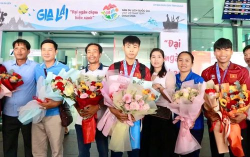  VĐV Nguyễn Đình Nhật (ở giữa) trở về trong niềm vui, tự hào của gia đình sau khi giành HCB hạng cân 57 kg, low kick, tại Giải Cúp Kickboxing thế giới năm 2026. Ảnh: H.V 