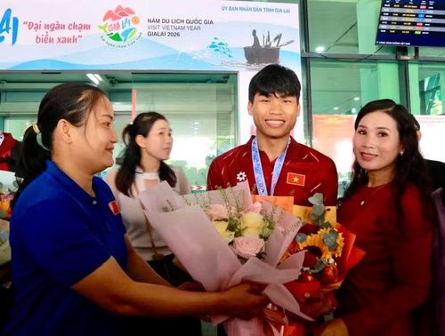  VĐV Trần Minh Hậu (HCV hạng cân 71 kg, lowkick) rạng rỡ trong vòng tay người thân. Ảnh: H.V 