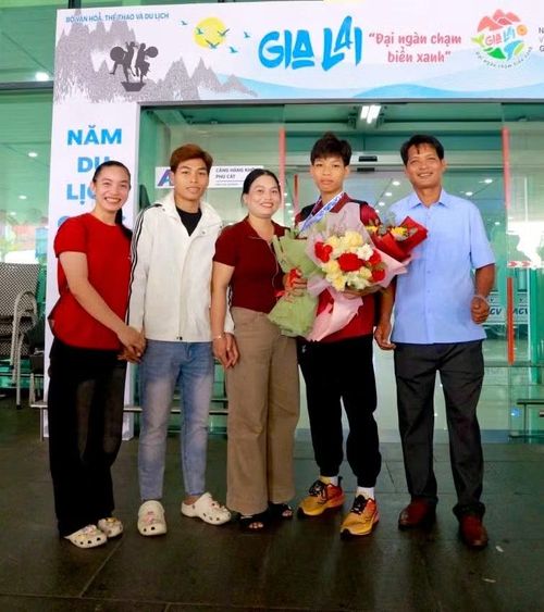  VĐV Tạ Thanh Hậu (thứ 2 từ phải sang, HCV hạng cân 57 kg nam, full contact) hạnh phúc trong vòng tay gia đình. Ảnh: H.V 