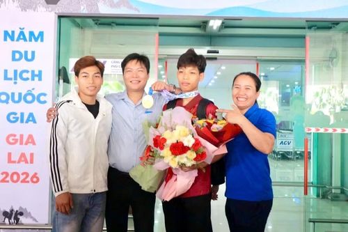 VĐV Tạ Thanh Hậu (thứ 2 từ phải sang) trở về trong niềm tự hào của những người thầy và gia đình. Ảnh: H.V 