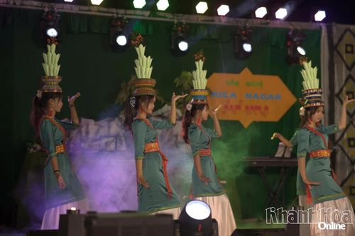 Phụ nữ Chăm duyên dáng múa truyền thống trong đêm văn nghệ Rija Nagar.
