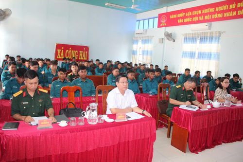 Các đại biểu và lực lượng dân quân cơ động xã Công Hải tham gia huấn luyện.