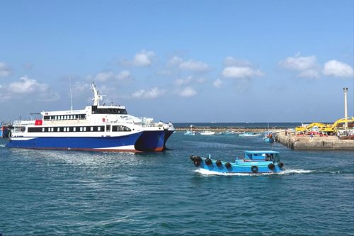 Tàu cao tốc kết nối những chuyến đi nối liền hải đảo và đất liền