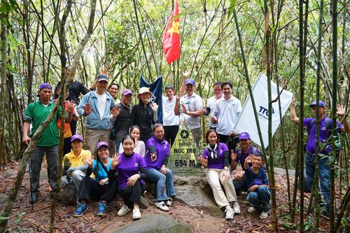 Nhóm trekking đầu tiên chinh phục đỉnh Nọc Trù sau gần 4 tiếng leo núi