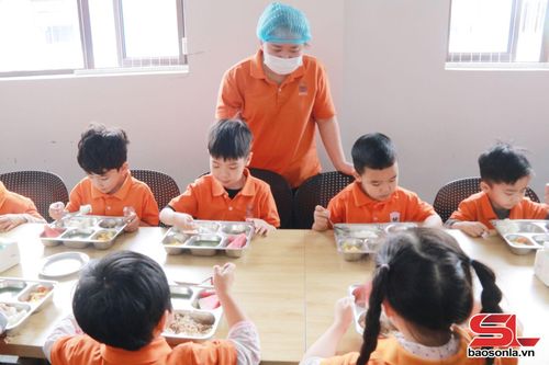 Giờ ăn trưa tại Trường Mầm non Bình Minh.