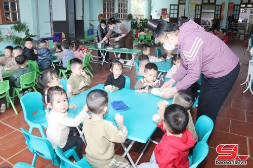 Bữa ăn bán trú của học sinh Trường Mầm non Mường Bú.