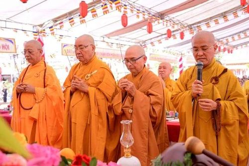 Chư tôn đức niêm hương bạch Phật